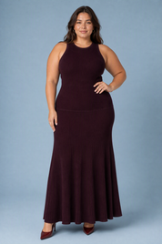 Robe longue bordeaux maille côtelée | Porté sur une silhouette plus ronde | Lounelle Paris