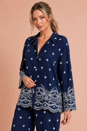 Ensemble bleu marine ample brodé | Vue rapprochée | Lounelle Paris