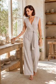 Combinaison pantalon fluide col V | Photo lifestyle | Lounelle Paris