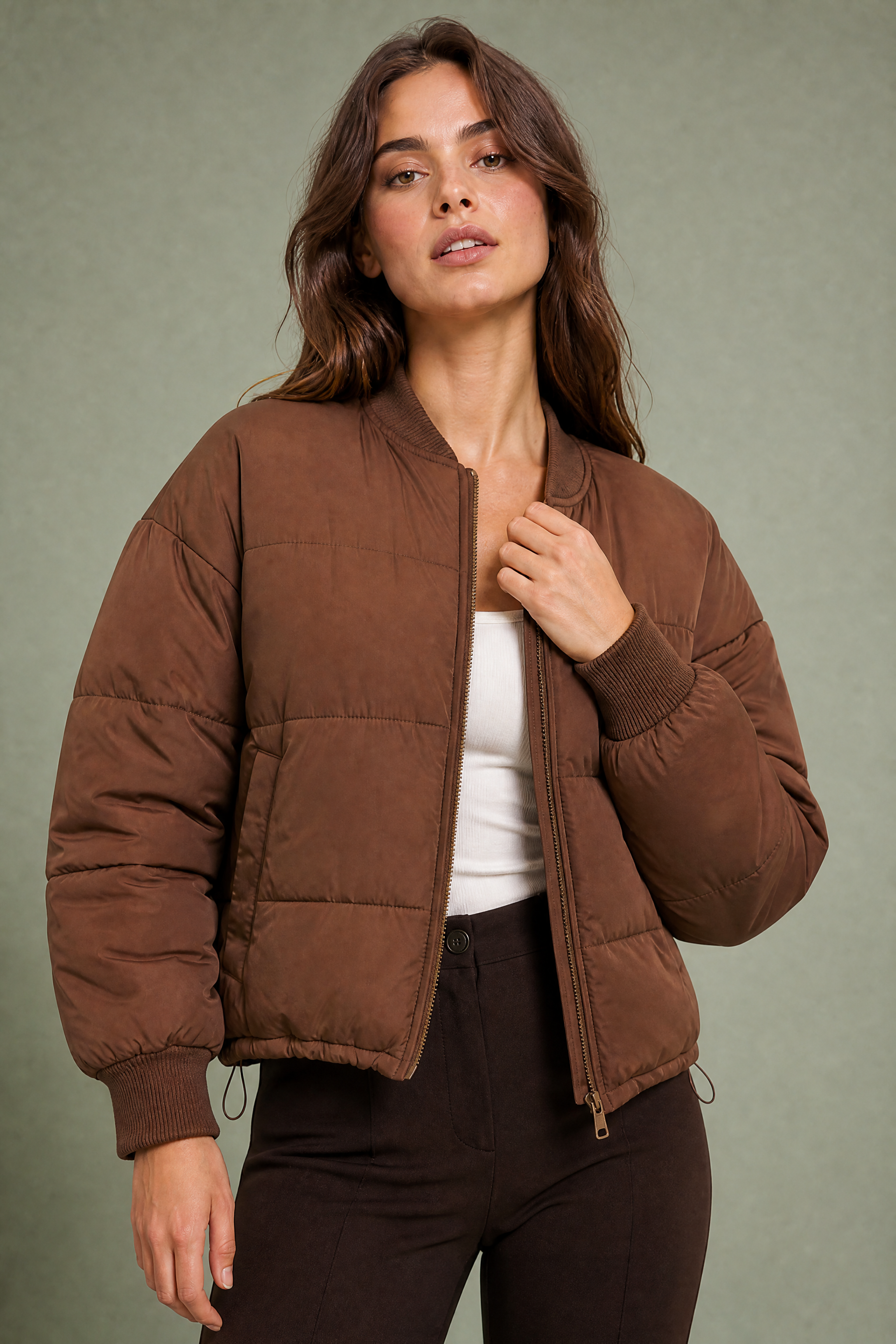 Veste matelassée courte col baseball | Vue rapprochée | Lounelle Paris