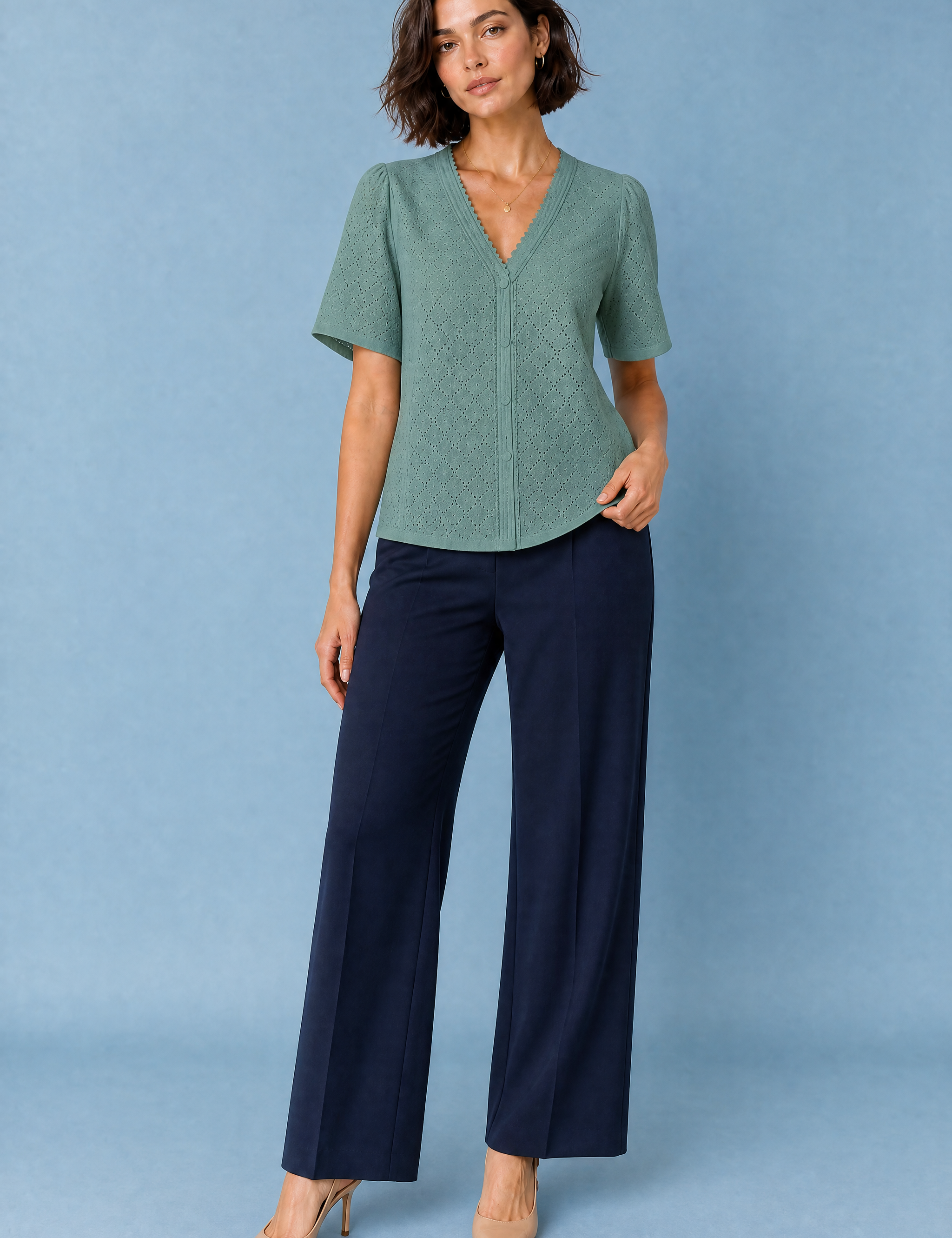 Blouse blanche col V ajourée | Variante Vert | Lounelle Paris
