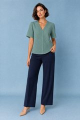 Blusa bianca con scollo a V traforata