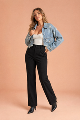 Giacca corta in denim blu con effetto slavato