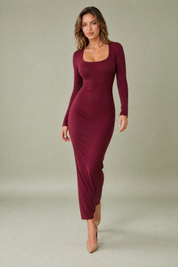 Robe longue bordeaux moulante col carré | Vue en mouvement | Lounelle Paris