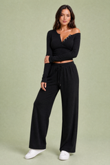 Completo con scollo a V e pantaloni larghi