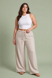 Pantalon large beige à coquillages | Porté sur une silhouette plus ronde | Lounelle Paris