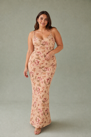 Robe longue abricot fleurie dos nu | Porté sur une silhouette plus ronde | Lounelle Paris