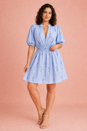 Robe bleu clair à broderies florales | Porté sur une autre silhouette | Lounelle Paris
