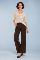 T-shirt beige scollo a V con fiori ricamati