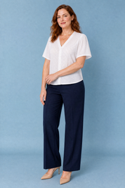 Blouse blanche col V ajourée | Porté sur une autre silhouette | Lounelle Paris