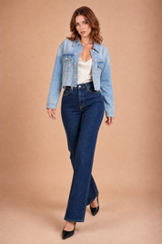 Veste en jean bleu clair courte effilochée | Vue en mouvement | Lounelle Paris