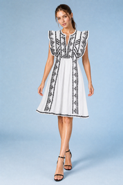 Robe blanche à volants brodée | Vue en mouvement | Lounelle Paris