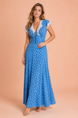 Abito lungo blu a pois con scollo a V