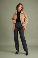 Cappotto semilungo ampio con risvolti