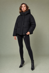 Piumino corto con cappuccio oversize