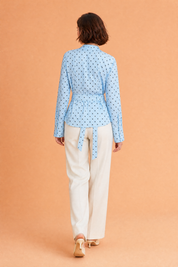 Veste chemise bleu clair à pois | Vue de dos | Lounelle Paris