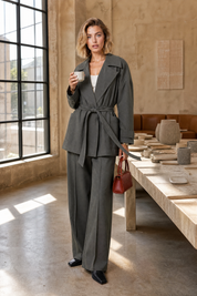 Ensemble gris trench et pantalon large | Photo lifestyle | Lounelle Paris
