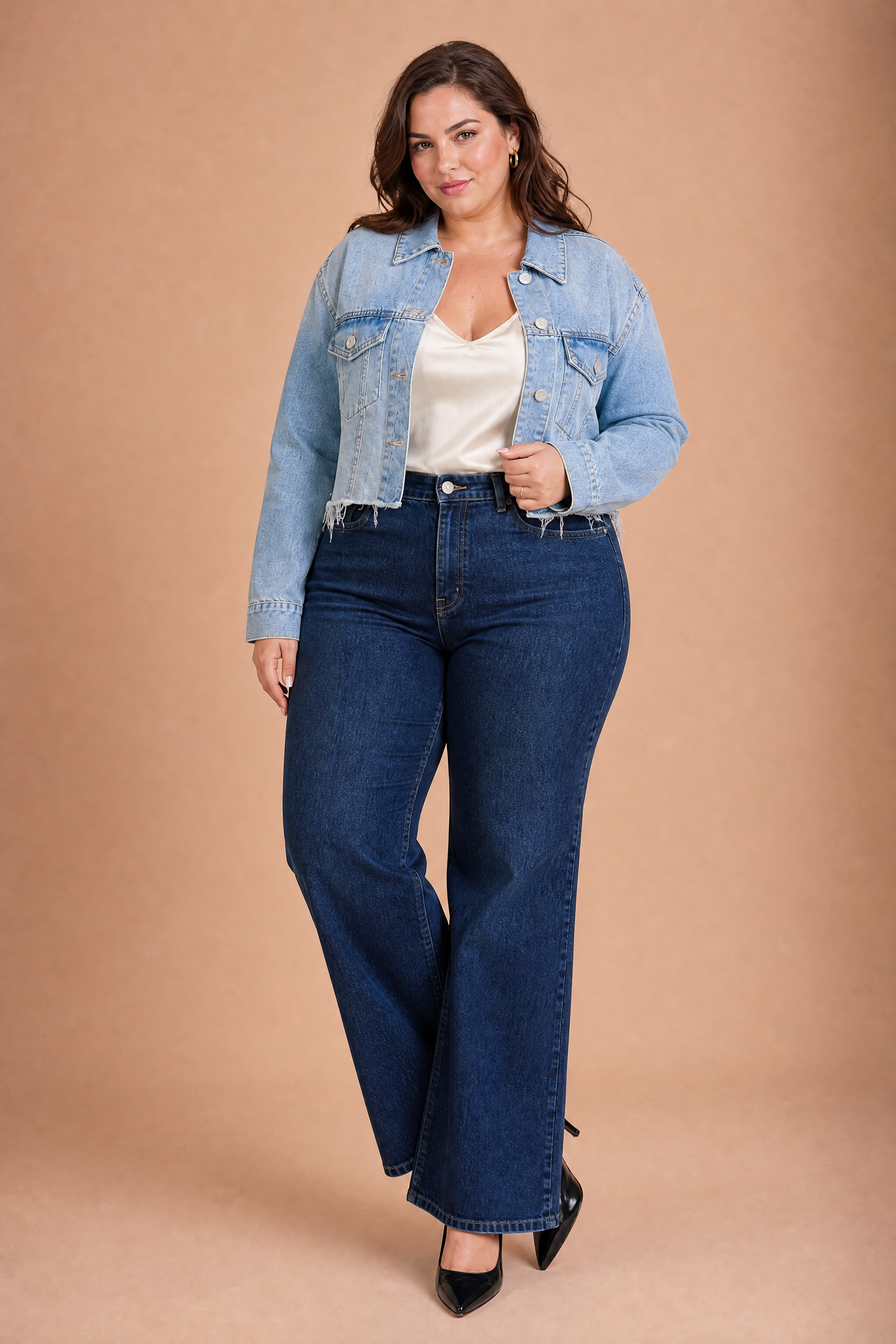 Veste en jean bleu clair courte effilochée | Porté sur une silhouette plus ronde | Lounelle Paris