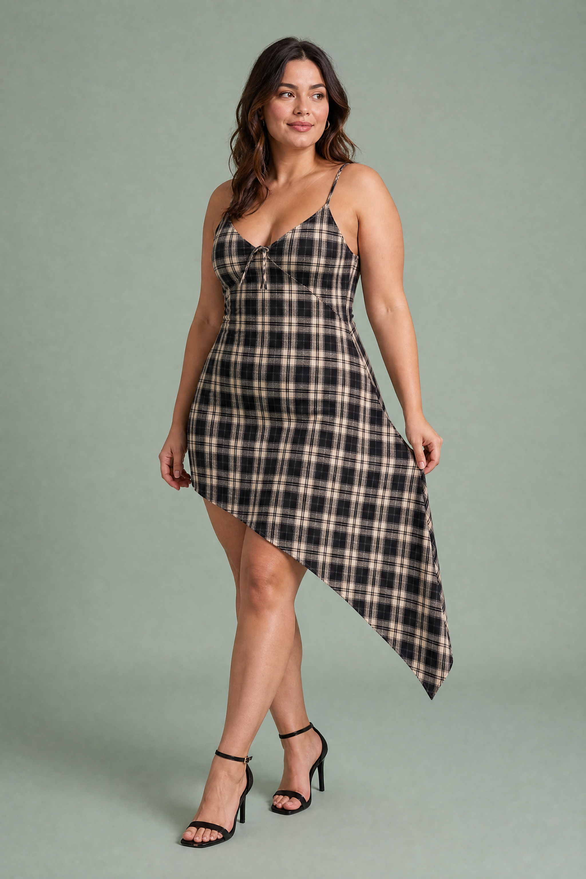 Robe noire à carreaux asymétrique | Porté sur une silhouette plus ronde | Lounelle Paris