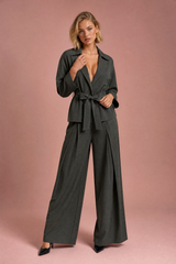 Completo trench e pantaloni cinturati