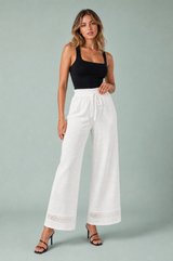 Pantalone bianco a vita alta con pizzo