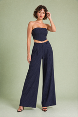Completo a righe bandeau e pantaloni larghi