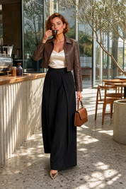 Pantalon large noir plis devant | Photo lifestyle | Lounelle Paris
