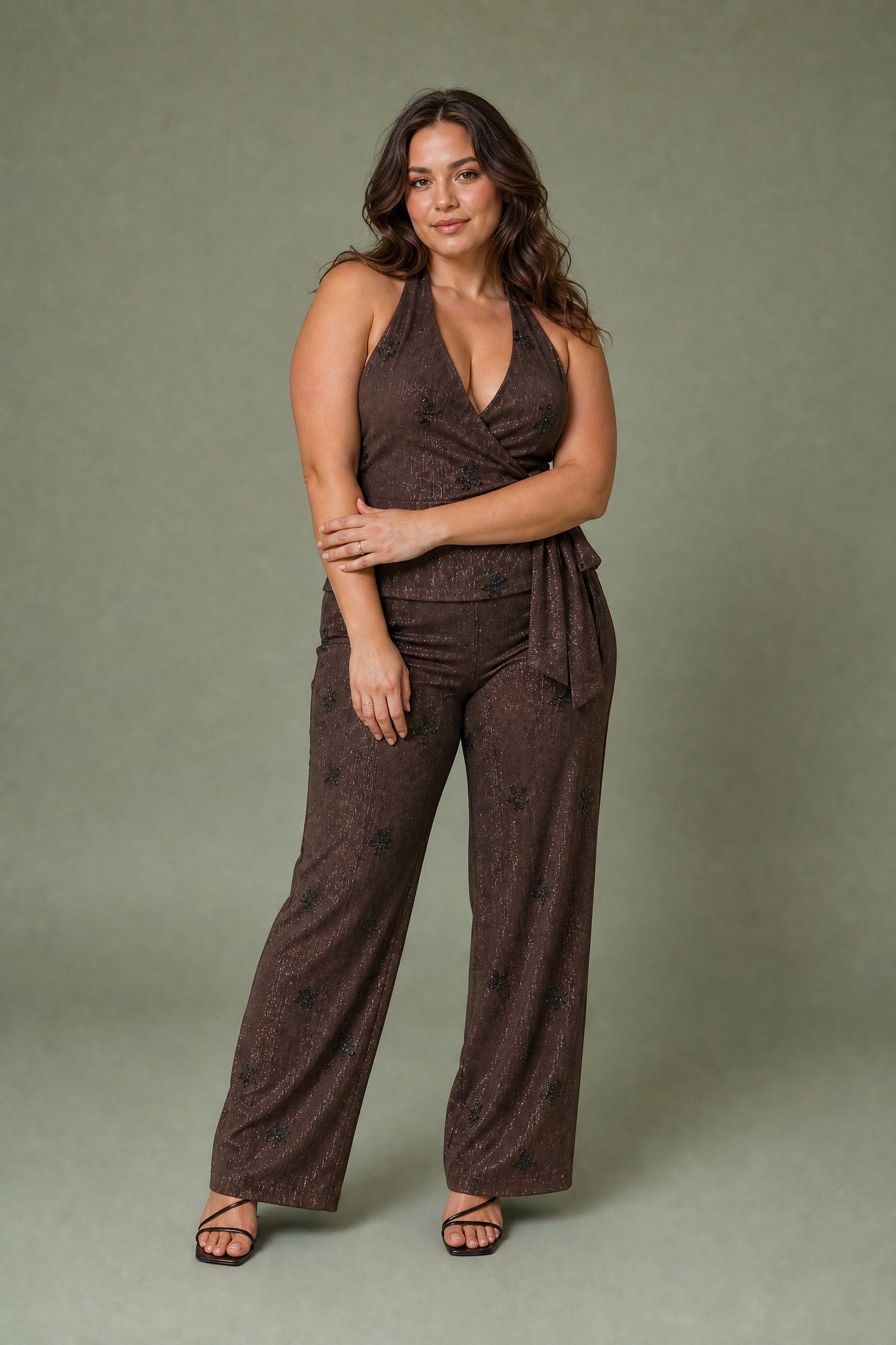 Ensemble marron foncé col licou | Porté sur une silhouette plus ronde | Lounelle Paris