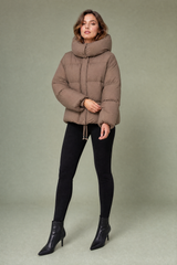 Piumino corto con cappuccio oversize