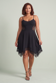 Robe noire asymétrique en dentelle | Porté sur une autre silhouette | Lounelle Paris