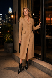 Manteau long cintré à col tailleur | Variante Camel - Lifestyle | Lounelle Paris