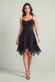 Robe noire asymétrique en dentelle | Vue en mouvement | Lounelle Paris