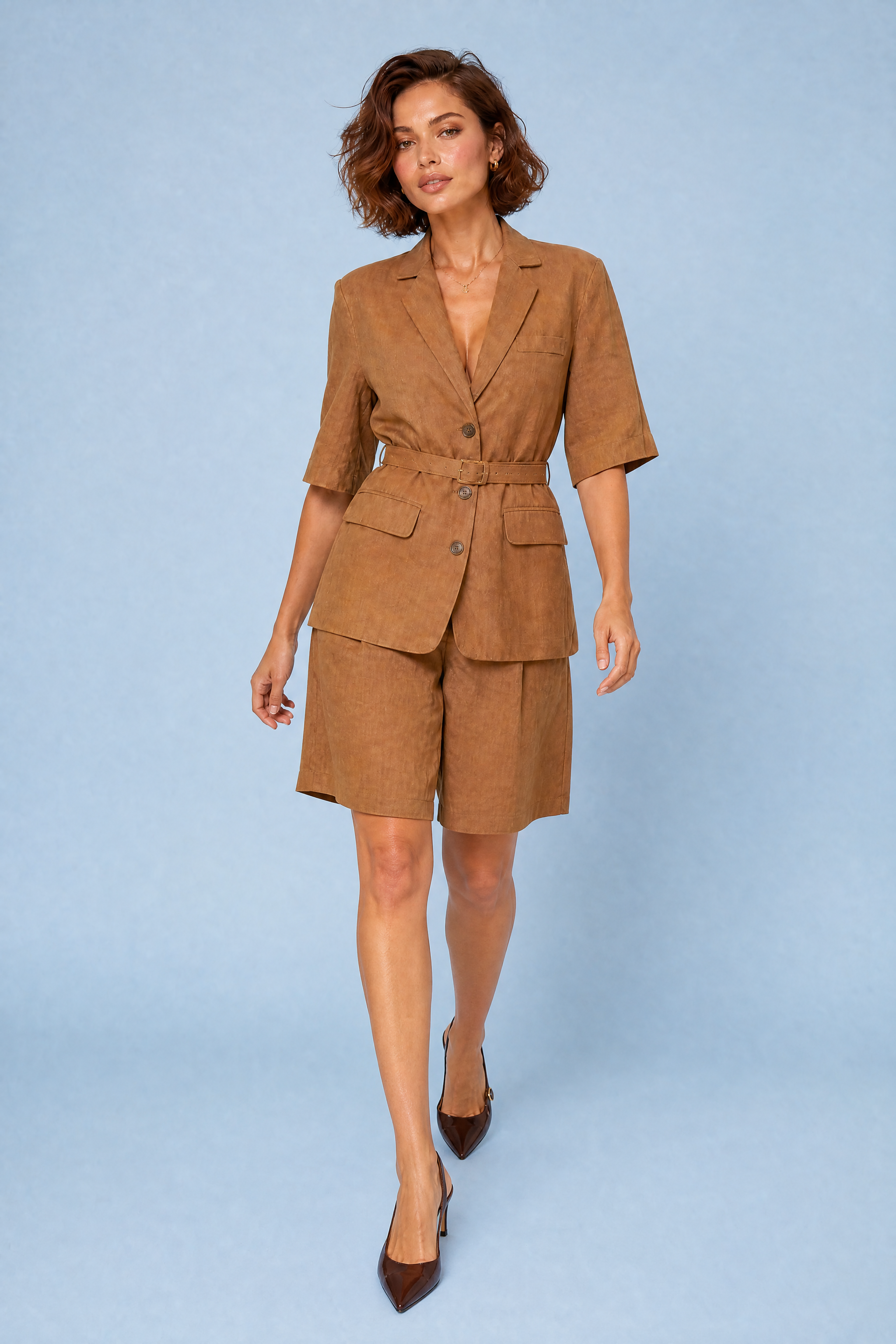 Ensemble camel ceinturé en lin | Vue en mouvement | Lounelle Paris