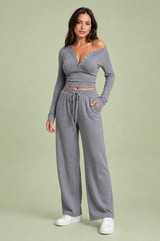 Completo con scollo a V e pantaloni larghi