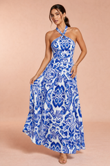 Abito lungo blu con scollo halter e schiena nuda