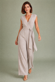 Combinaison pantalon fluide col V | Vue en mouvement | Lounelle Paris