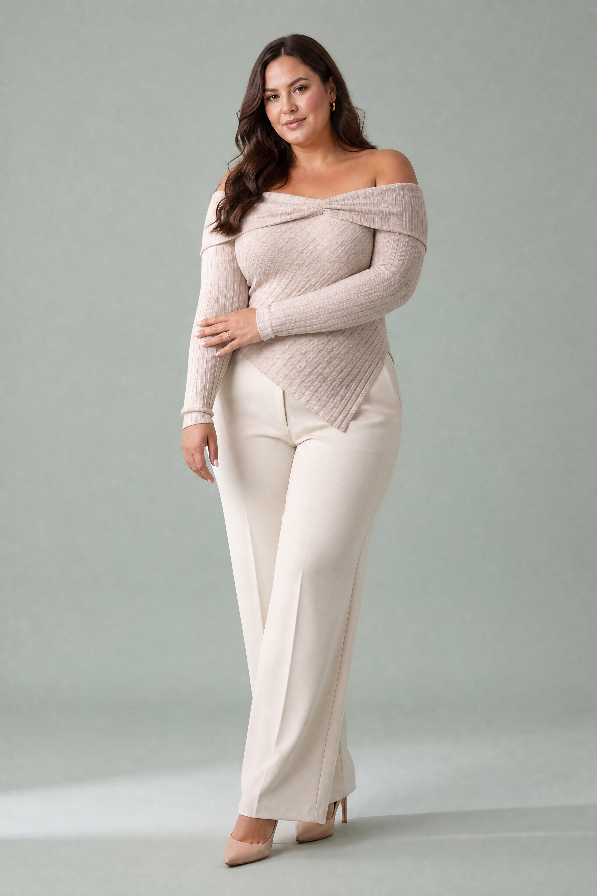 Top beige épaules dénudées asymétrique | Porté sur une silhouette plus ronde | Lounelle Paris