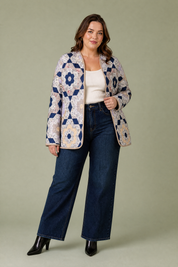 Veste matelassée imprimée réversible | Porté sur une silhouette plus ronde | Lounelle Paris