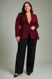 Blazer ajusté à dentelle | Porté sur une silhouette plus ronde | Lounelle Paris