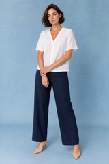 Blusa bianca con scollo a V traforata