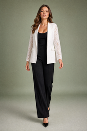 Blazer blanc ajouré mi-long | Vue en mouvement | Lounelle Paris