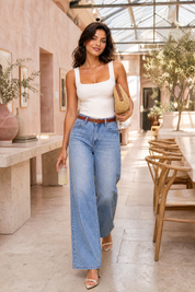 Jean large bleu clair taille mi-haute | Photo lifestyle | Lounelle Paris