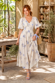 Robe longue écru imprimée col V | Photo lifestyle | Lounelle Paris