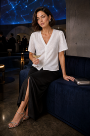 Blouse blanche col V ajourée | Deuxième photo lifestyle | Lounelle Paris