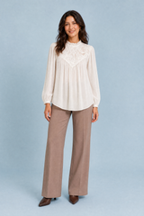 Blusa con colletto a volant e maniche a sbuffo
