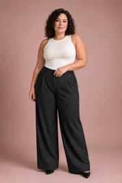 Pantalon large rayé taille haute | Porté sur une silhouette plus ronde | Lounelle Paris
