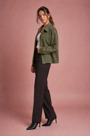 Veste ample vert armée col chemise | Vue de profil | Lounelle Paris