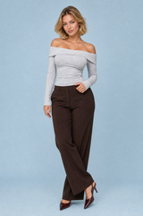 Top grigio chiaro spalle scoperte maniche lunghe