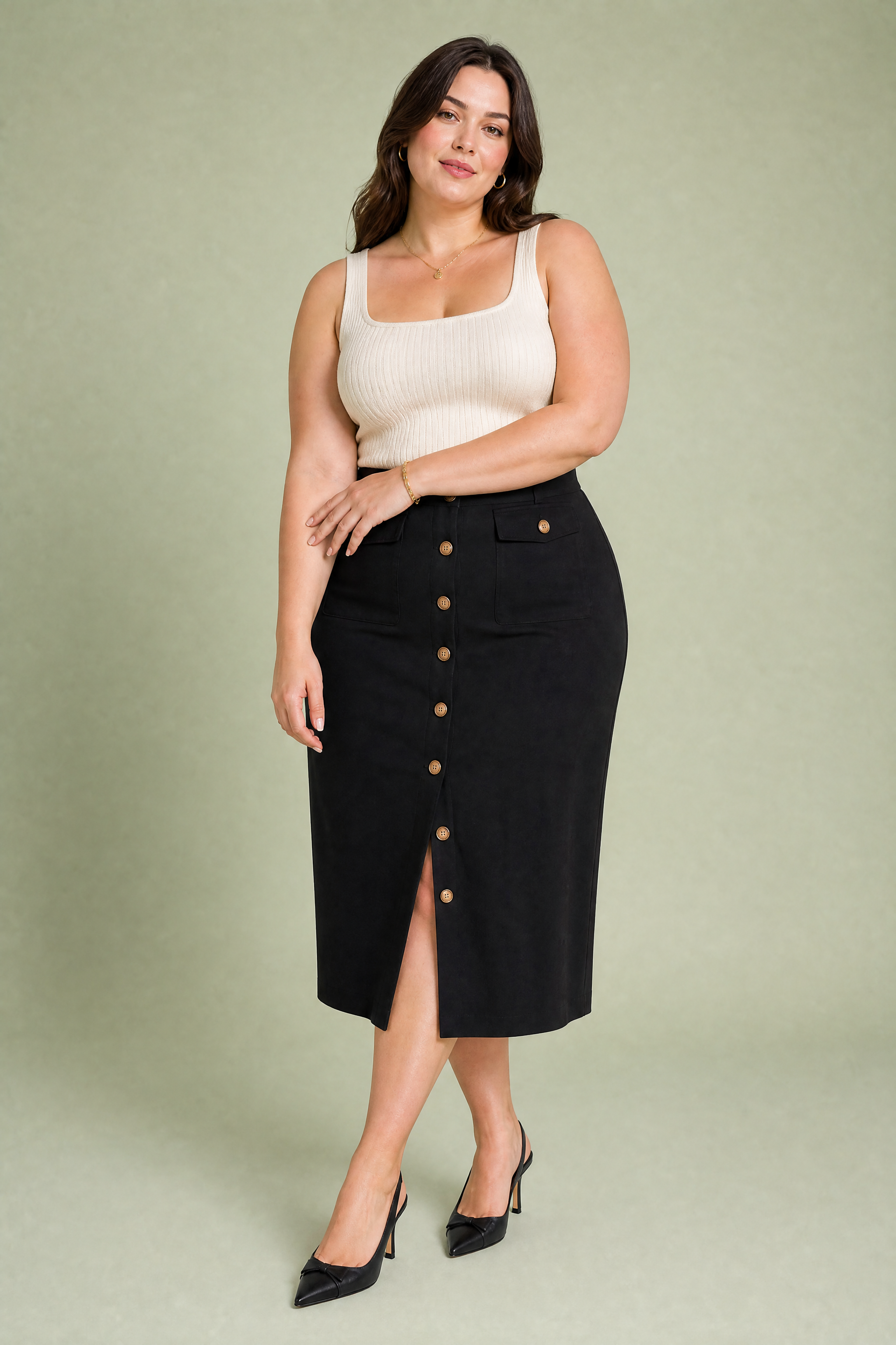 Jupe noire boutonnée taille haute | Porté sur une silhouette plus ronde | Lounelle Paris