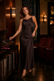 Robe longue marron col drapé | Deuxième photo lifestyle | Lounelle Paris